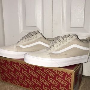 Old Skool Vans (Unisex) Men: 10 / Women: 12